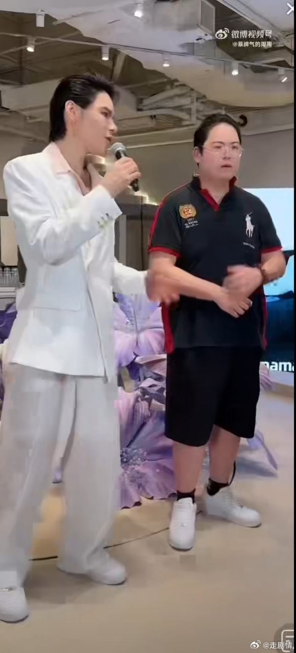 向佐向佑同框合照  向佐向佑同框合照满是温情，历经种种依旧彼此相伴，这份亲情让人