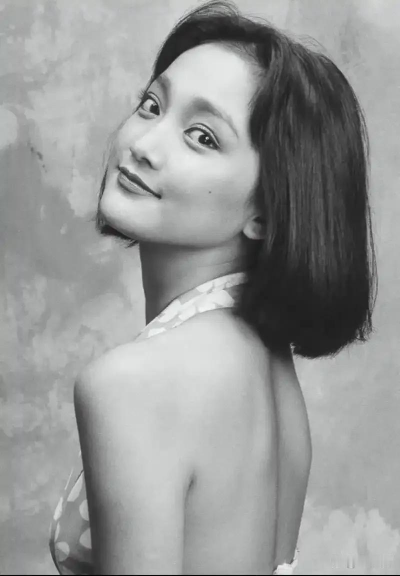 她可是大名鼎鼎的“影后”啊！
金鸡、百花、金像、金马、白玉兰等奖项，她都拿了个遍