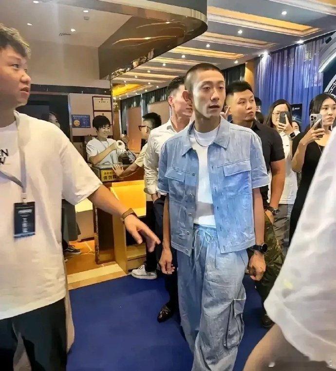张一山怎么瘦成这样了，肠胃不好的体质真遭罪 