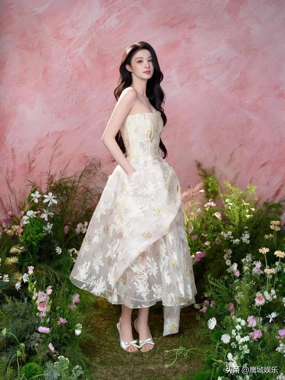 春日氛围感拉满！王楚然繁花写真释出，甜妹气质太绝
 
19日，王楚然全新春日写真