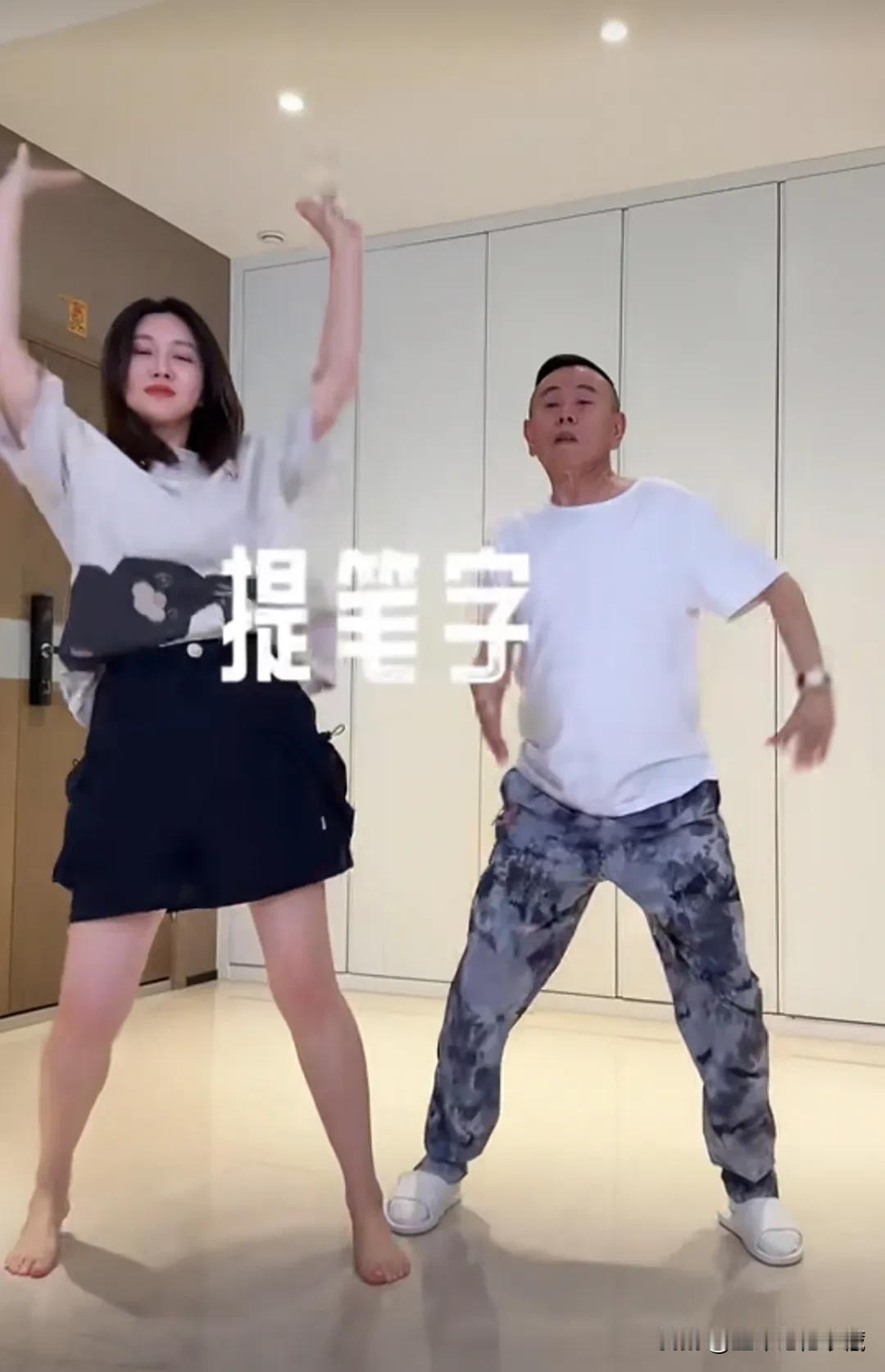 潘长江父亲节发布视频，父女二人合体跳了一段舞蹈，这也太魔性了，现在的潘长江不演小