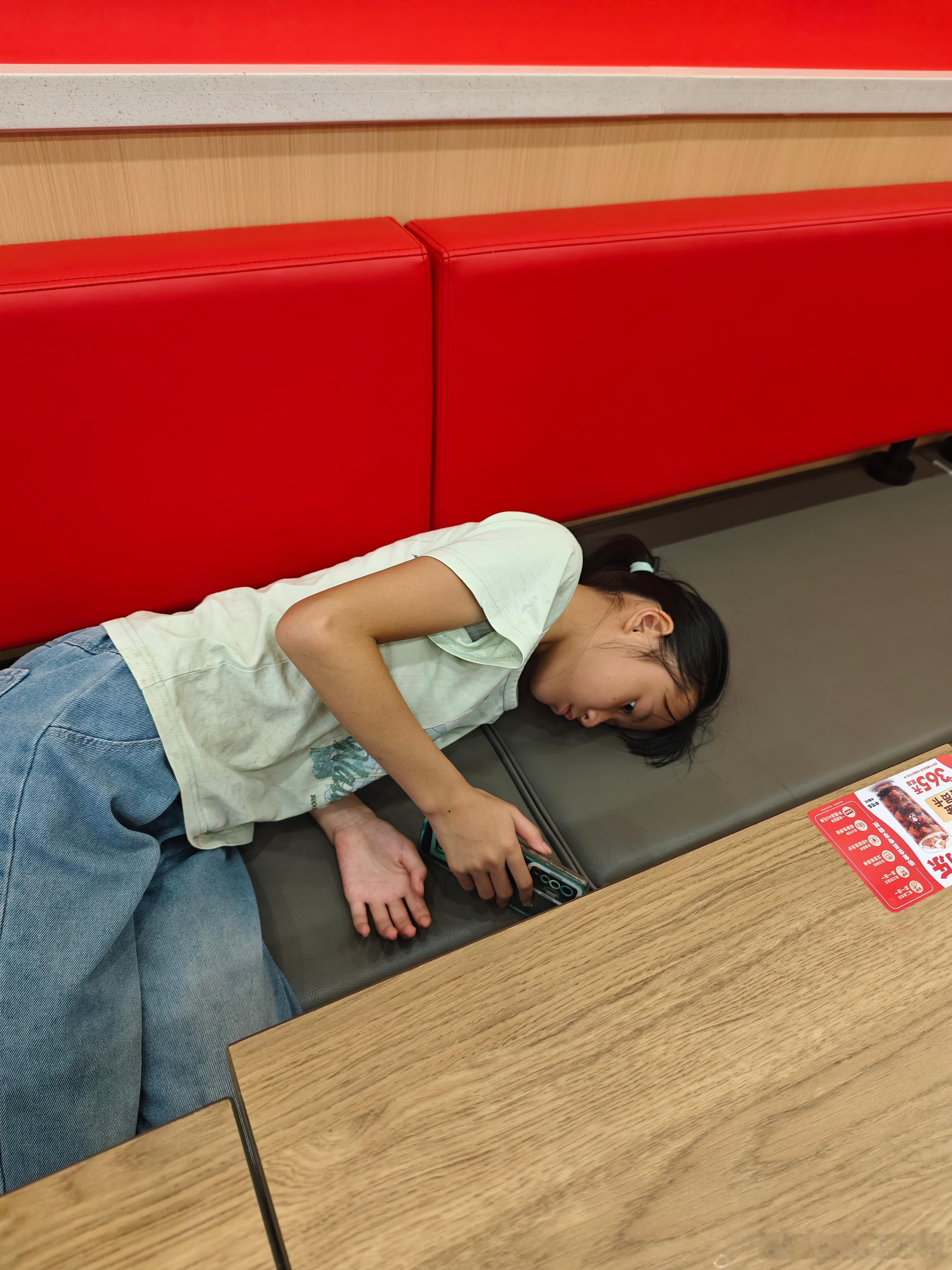 手机就是孩子最喜欢的玩具 