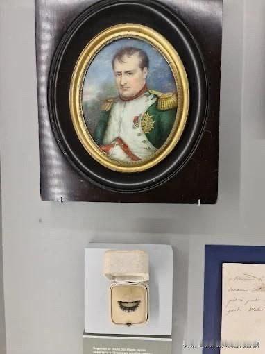 拿破仑的戒指被盗了

今年，欧洲各地接连发生博物馆被盗事件，其中最引人注目的是卢