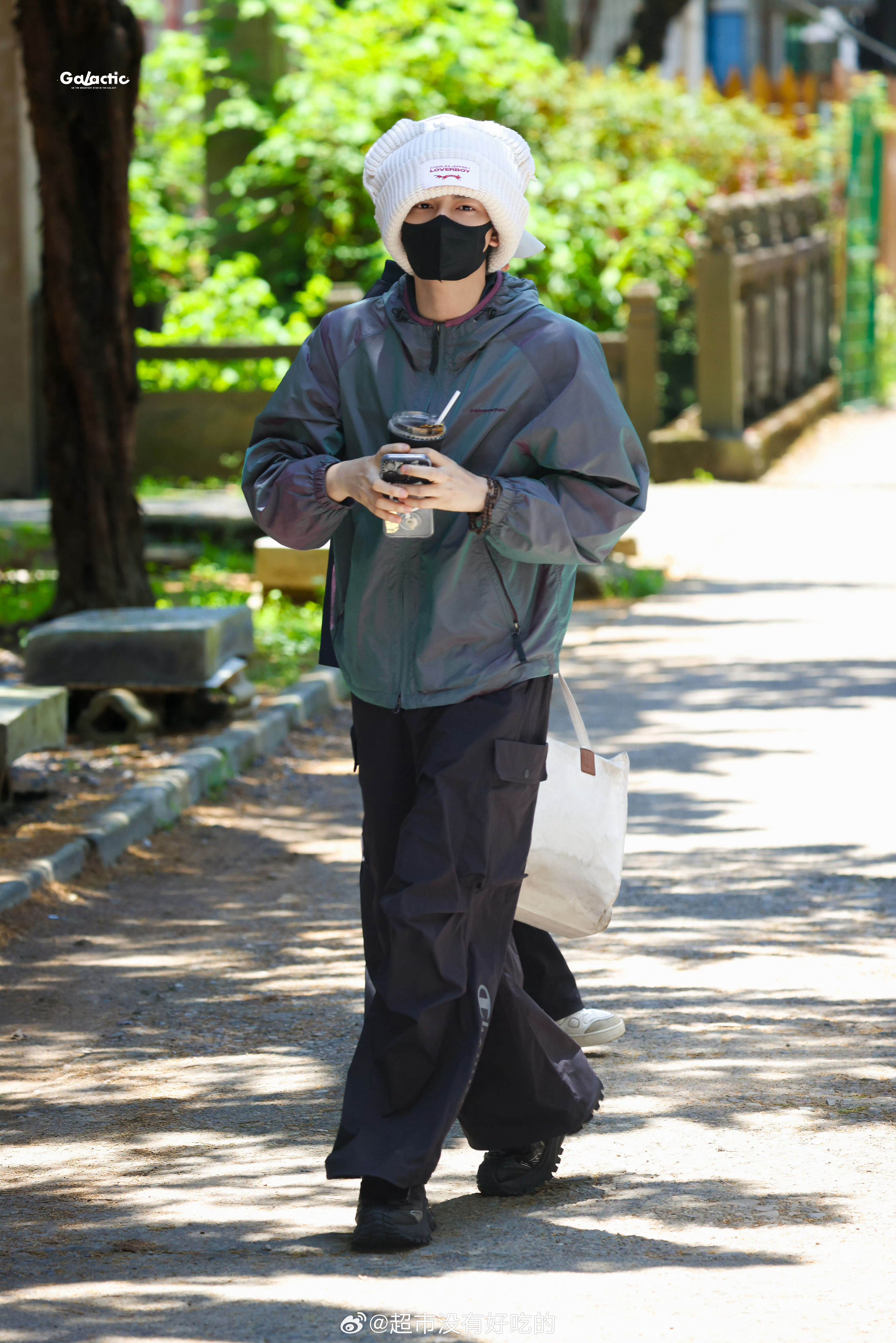 丁禹兮《司宫令》今日进妆上班路透这个小猪帽也太可爱了拍摄顺利，期待赵皑杀青丁禹兮