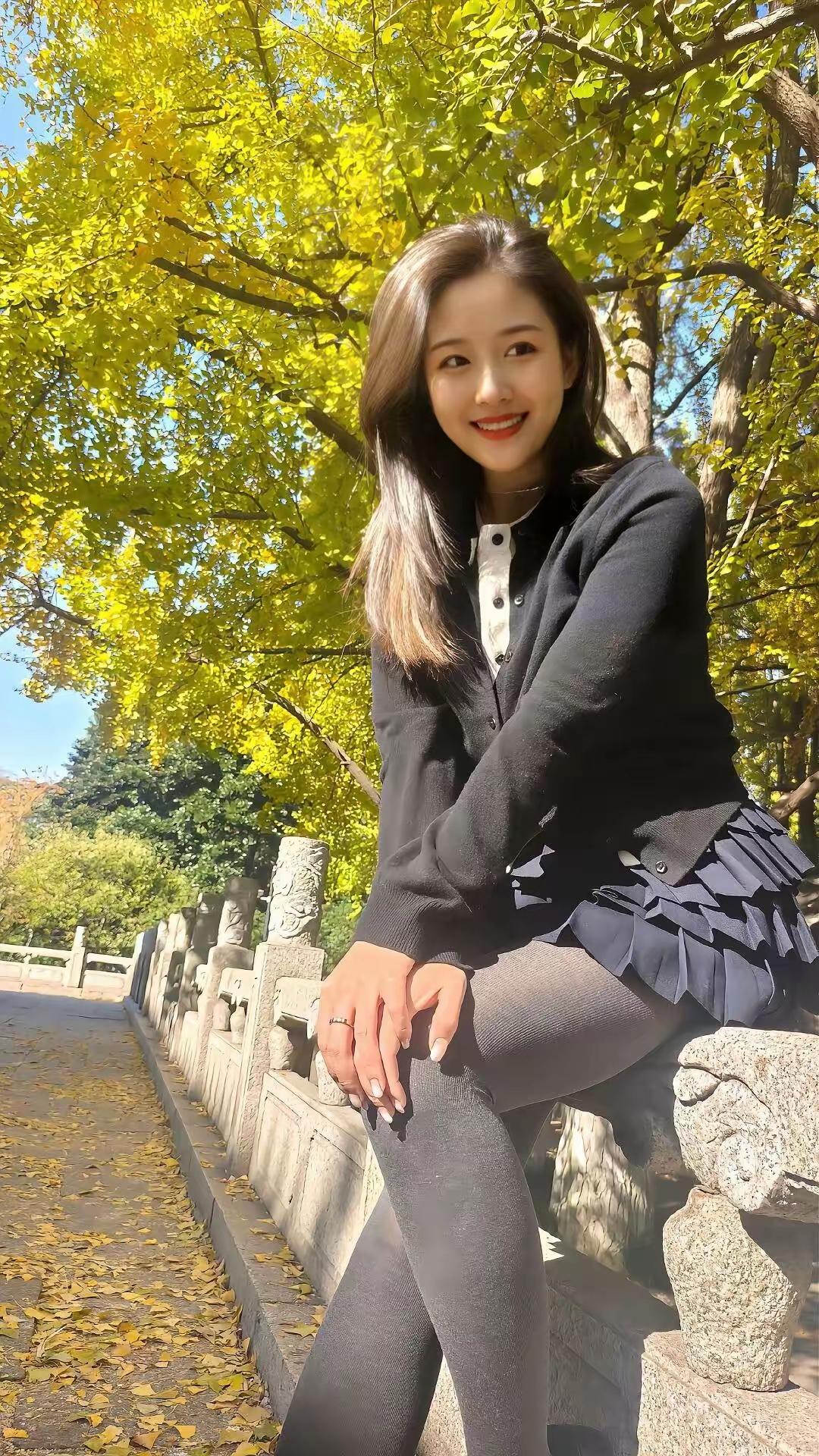 秋意渐浓，银杏染金
阳光正好，笑意盎然
把秋天的温柔，都藏在这帧画面里
赴一场秋