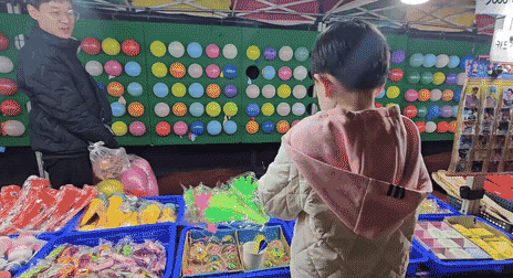 小孩哥：玩这个你要学会用力老板：什么力小孩哥：重力 