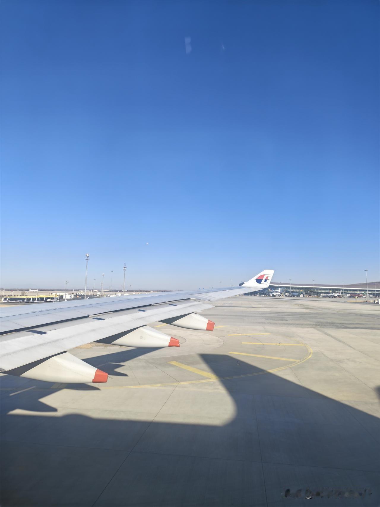 半生来第一次坐飞机，还是国际航班，还是一个人，我去，六个小时无聊啊[捂脸]