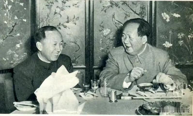 伟人与钱老在饭桌上亲切交谈！
#一起缅怀伟人毛泽东#