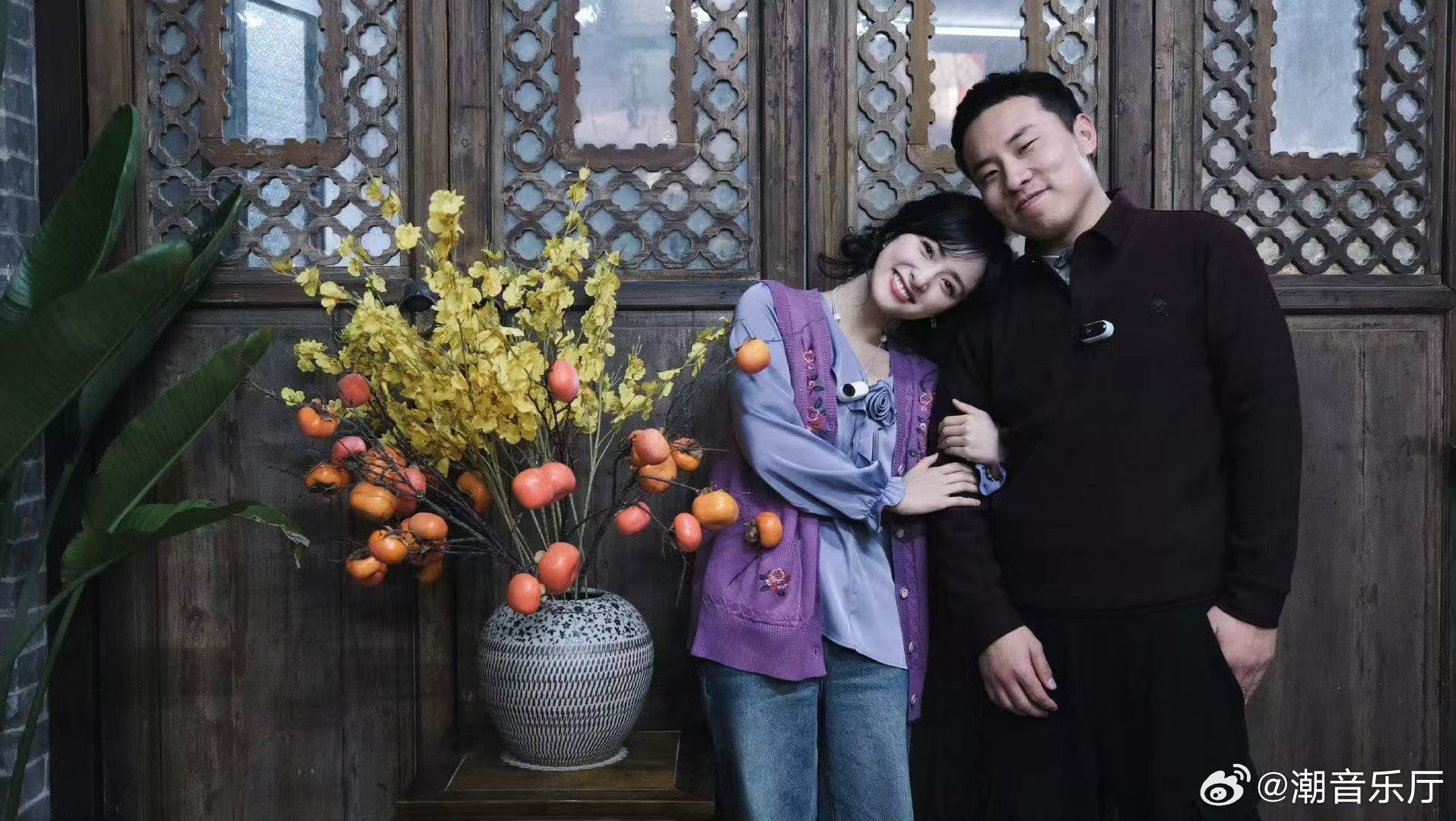 沈月带头嗑自己的cp亲爱的客栈徐志胜都被沈月的嗑 CP 热情给带动了，画面太欢乐