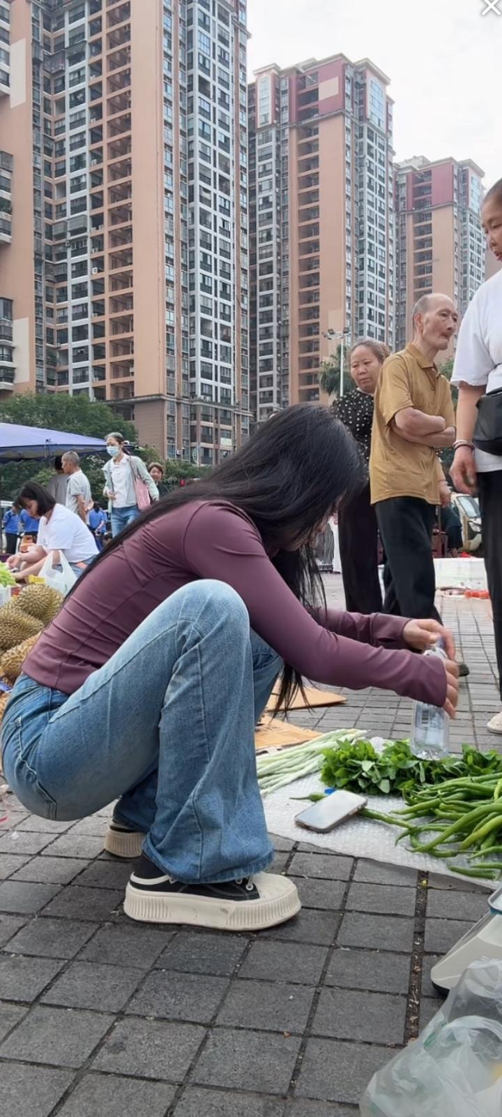  我们从无话不谈到无话可谈，没有争吵，没有变故，悄悄疏远，成了彼此的过客。