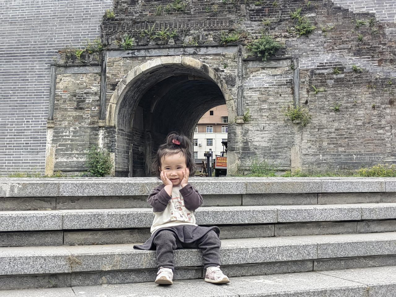 晒图笔记大赛孙女儿越来越可爱，玩耍的花样越来越多了，一个人也可以自娱自乐的玩耍半