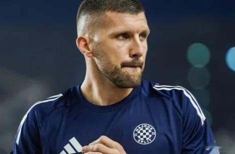 哈伊杜克边锋雷比奇对阵奥西耶克的比赛中踢满全场，他在第40分钟吃到一张黄牌，这是