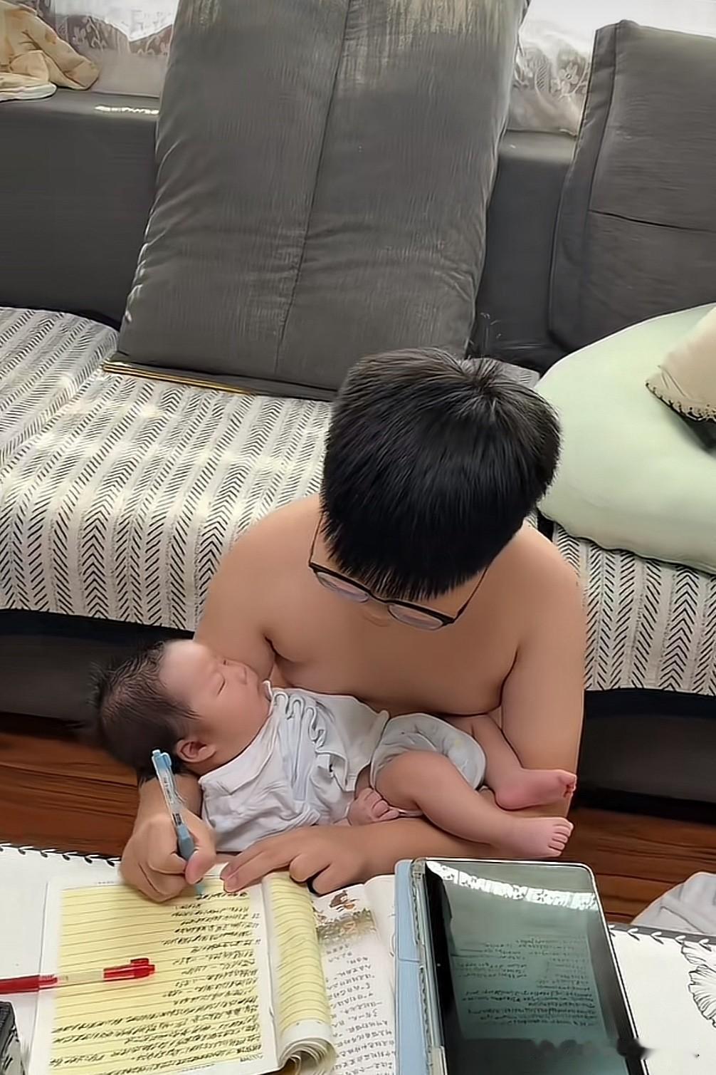 这是谁家的娃教育的这么好，大娃懂事，小娃也乖！

第一次见到这样的画面，感觉温馨