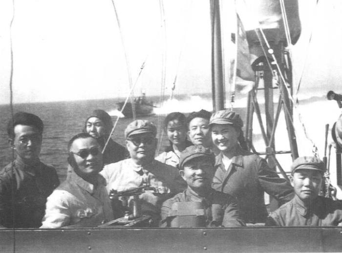 1965年9月刘志坚（前排中）陪同叶剑英元帅视察海军