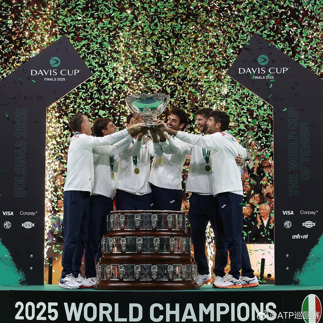 意大利连续第三年捧起戴维斯杯冠军奖杯🔥！在2025戴维斯杯决赛中，凭借贝雷蒂尼