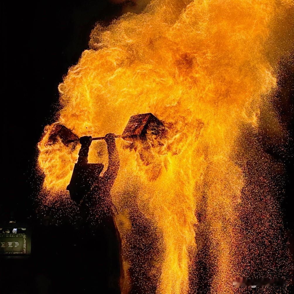 过年了，钱，是照妖镜。

有钱，回家也体面，
走亲访友，也能大大方方。

没钱，