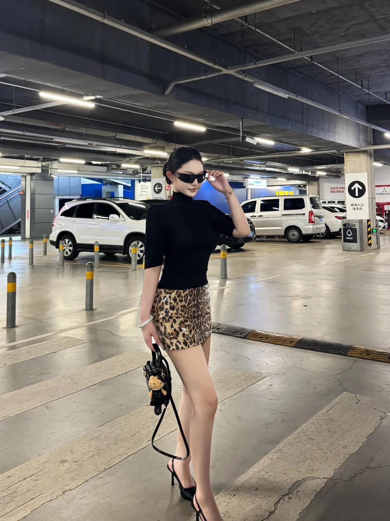 地下车厂，炫酷美拍