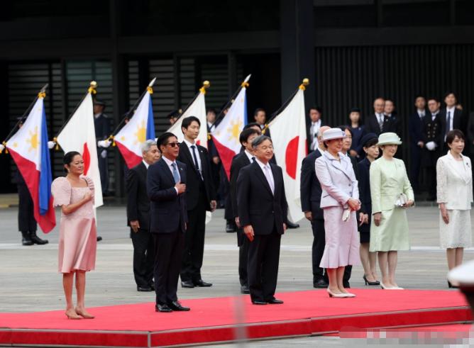 高市早苗尴尬了！在日本菲律宾关系正常化70周年之际，菲总统小马科斯夫妇访问东京。