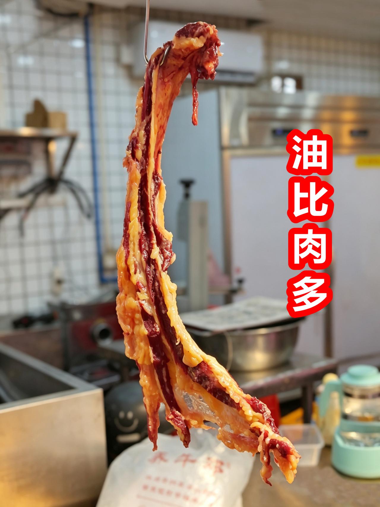 育肥小牛肋排，油比肉多，难怪改吃水牛肉。

育肥牛肉没有牛肉味，又肥腻，怪不得现
