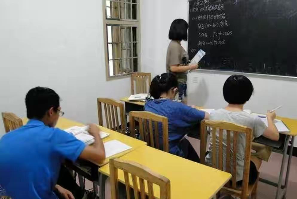 昨天晚上七点多公交车上，都是下学的初中生，这些孩子从早上一直学到晚上，到家还得写