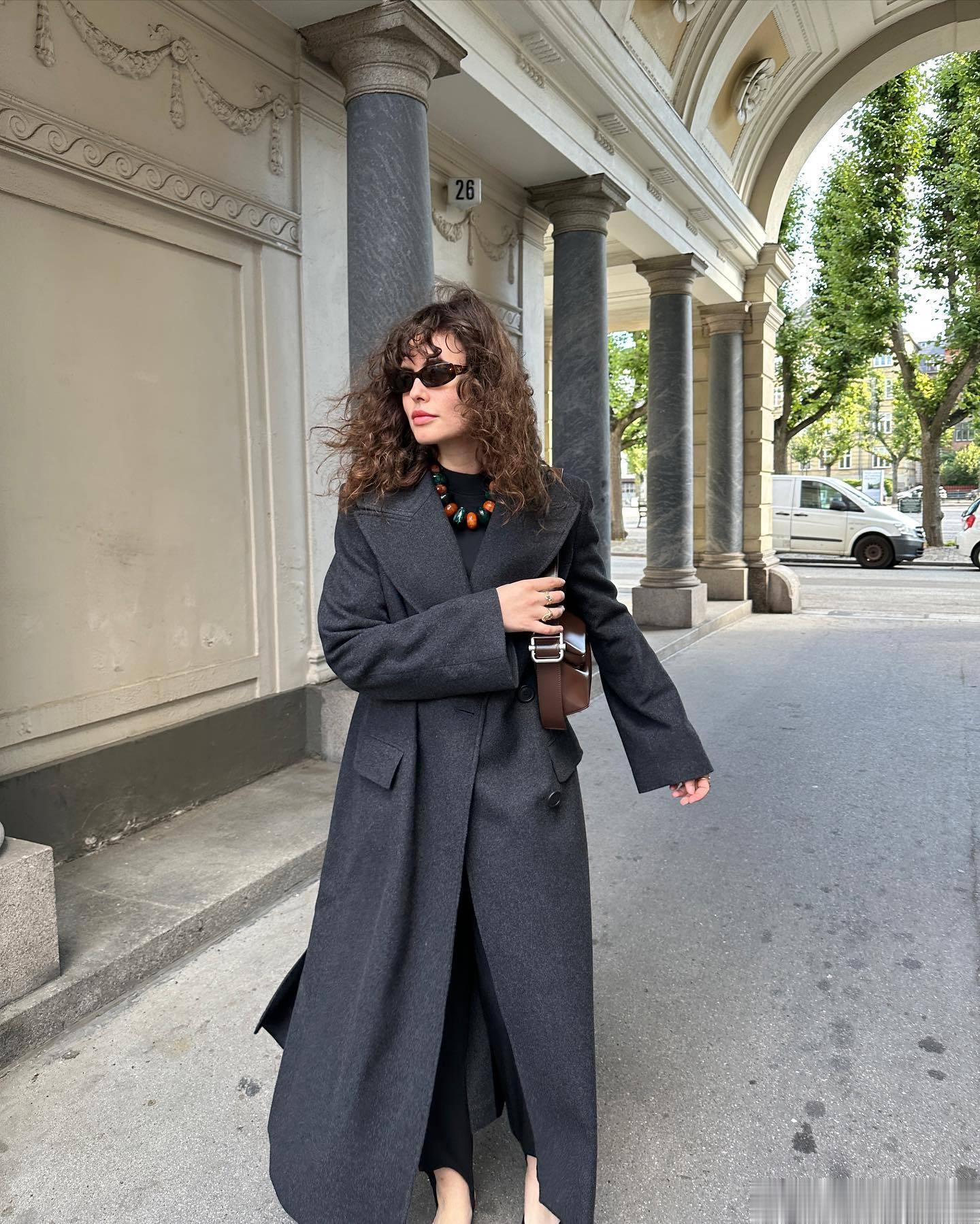 Simone 喜欢这头可爱又娇俏的卷发#Ins# ​​​