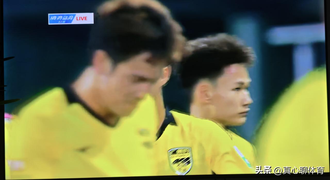 杨浩上半场的两个疑似点球都被主裁判忽略了[笑哭][笑哭][笑哭]特别是禁区内被艾