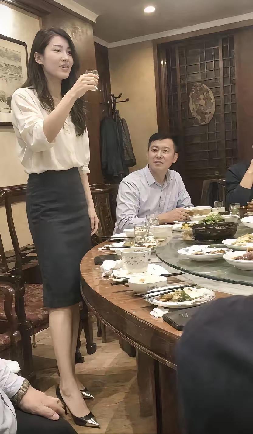 为什么领导都喜欢这样的员工？
因为不仅长得漂亮，能力强，酒场上还能带动气氛喝酒，