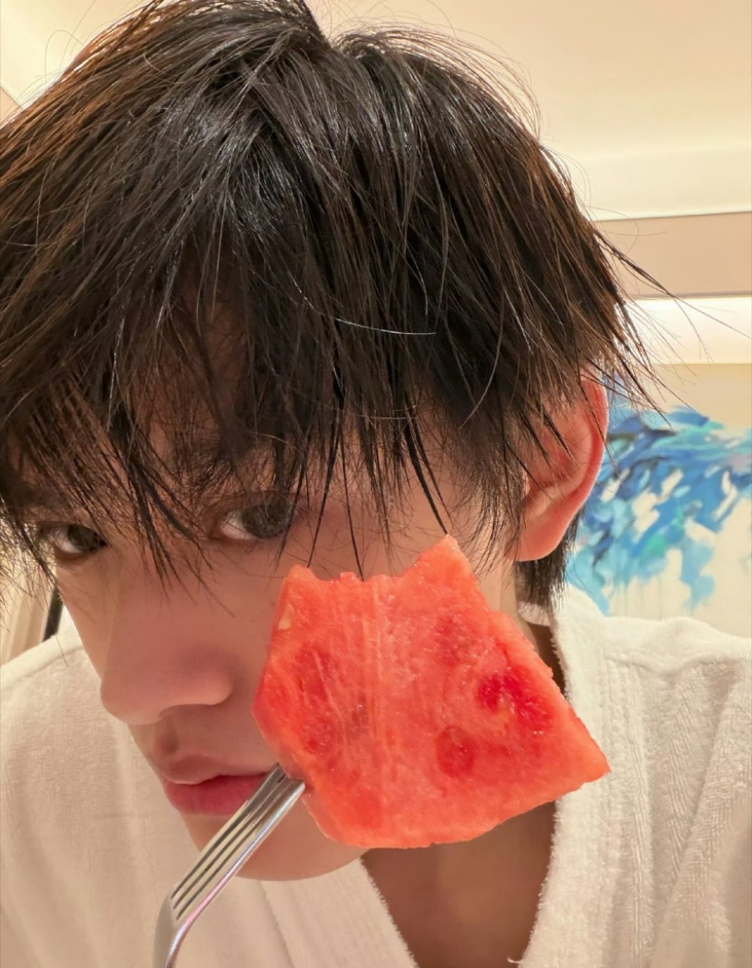 距离张极19岁生日越来越近了！好期待呀！表现超棒！听到我们对你说生日快乐了嘛！ 