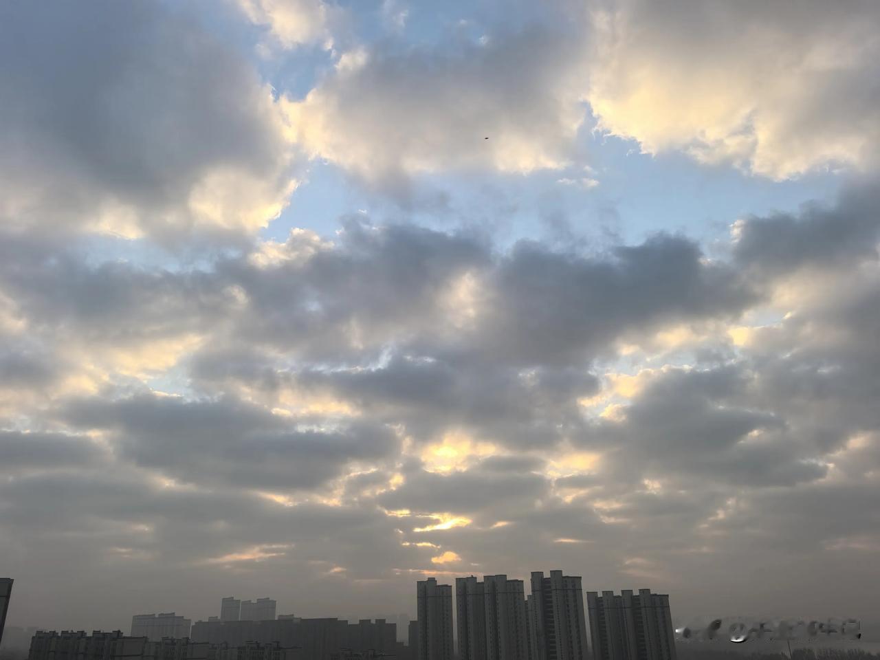 乌云之上是什么？
是白云。
白云之上是什么？ 
是蓝天。
蓝天隐藏在最深处，
犹