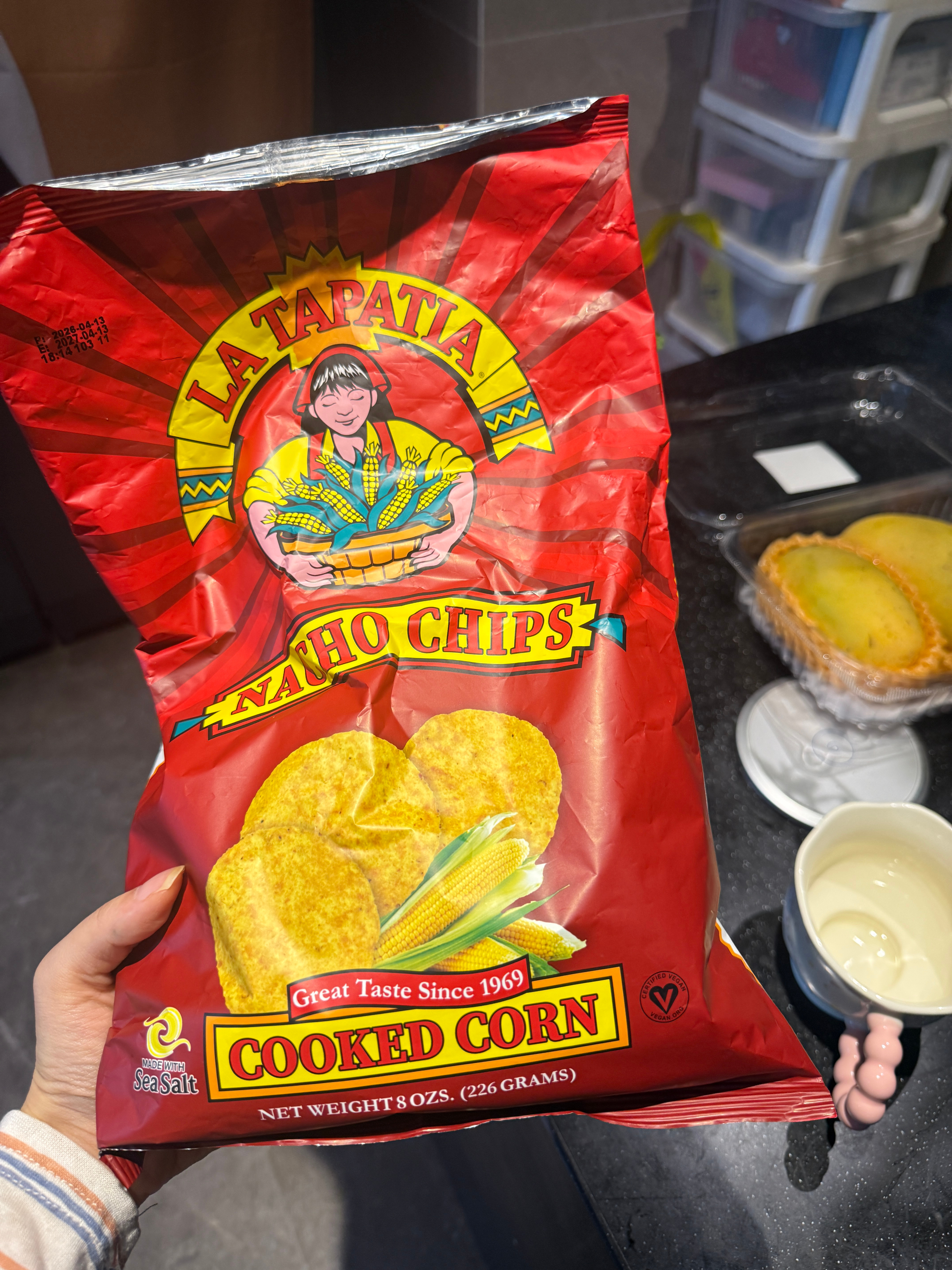 我拿来做沙拉的，但是这个空口吃也巨好吃。热量并不低，但是好好吃，就是墨西哥玉米片