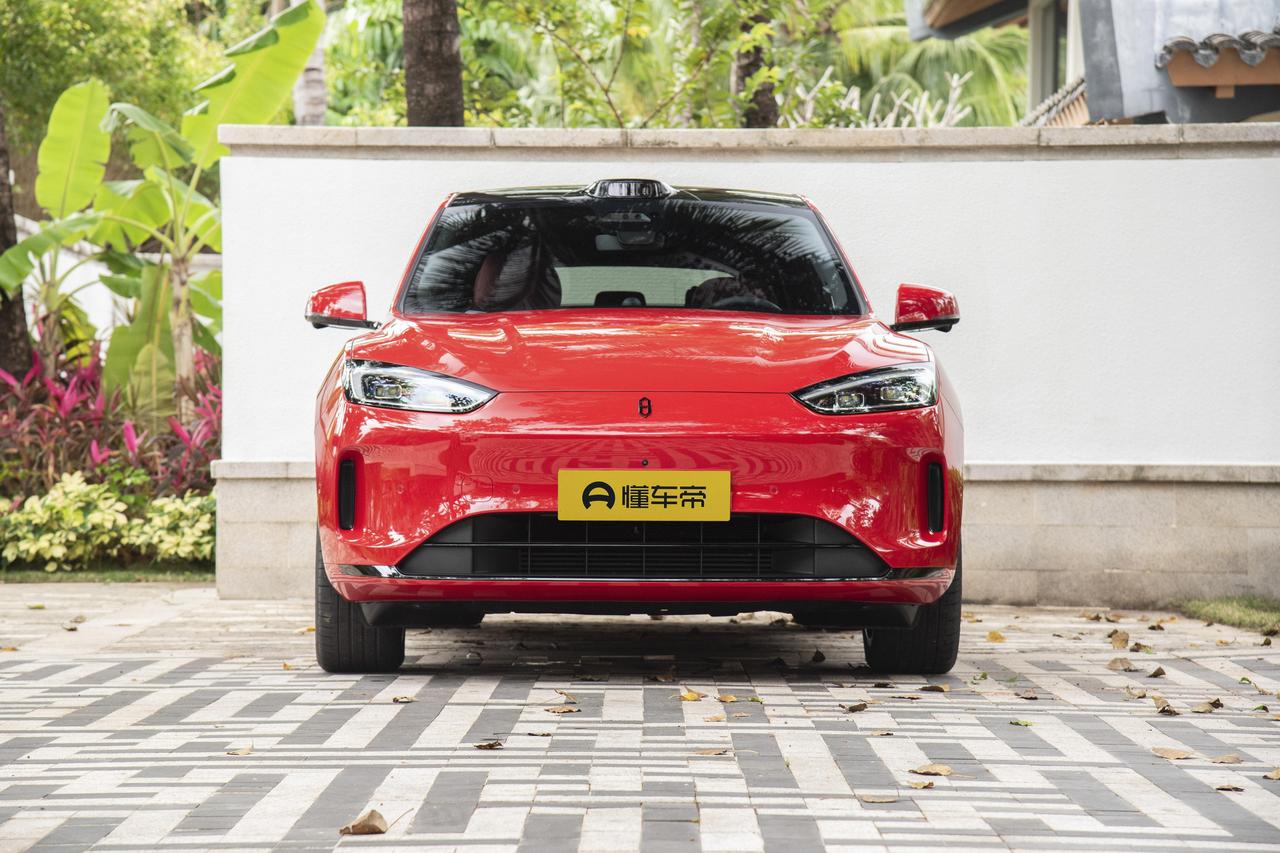 第一眼看问界M5外观协调耐看，线条圆润舒展，整体简约大气。但设计偏中庸常规，没有