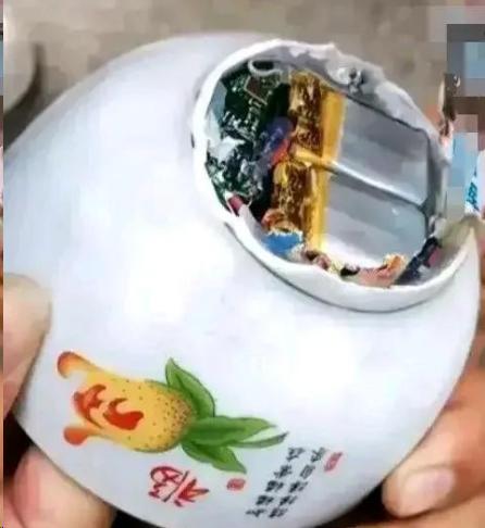 男子到楼下饭店吃饭，不小心摔碎了一个碗。却意外发现，这个碗底下面有两块非常大的电