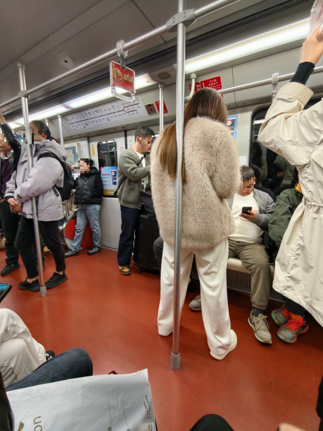 提醒一下我的朋友们，乘坐地铁的时候，不要这样整个靠在钢管上，别人没法握扶了。出门