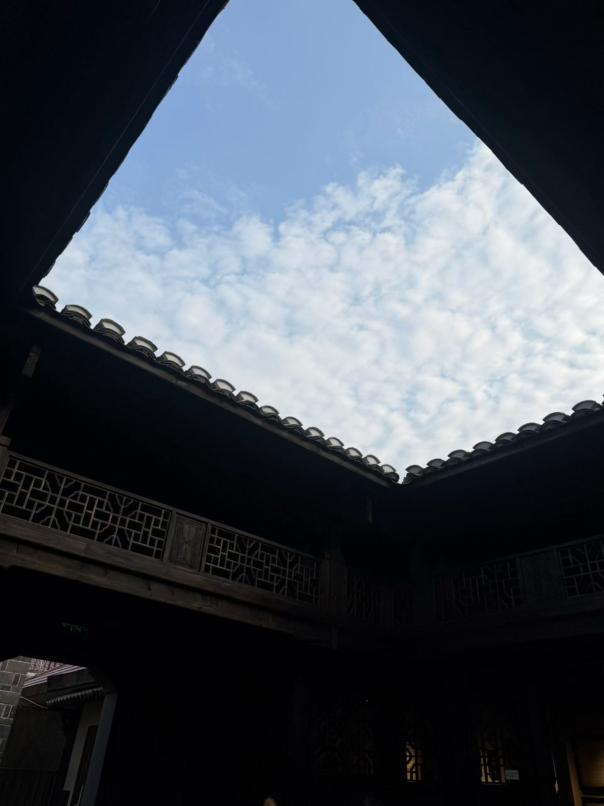 一个和睦的家庭，凡事都有商有量。不管遇到多大的事情，大家都会选择坐在一起，听听彼