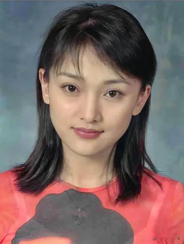 这张照片拍摄于千禧年的法国巴黎，是26岁的女演员周迅在巴黎国际电影节开幕前的一张