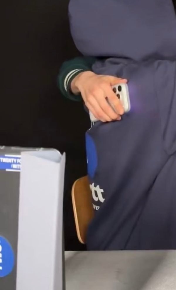 金道勋生日当天直播 穿心连心文字图案的外套 这是和 ana偷偷藏不住了吗？ 