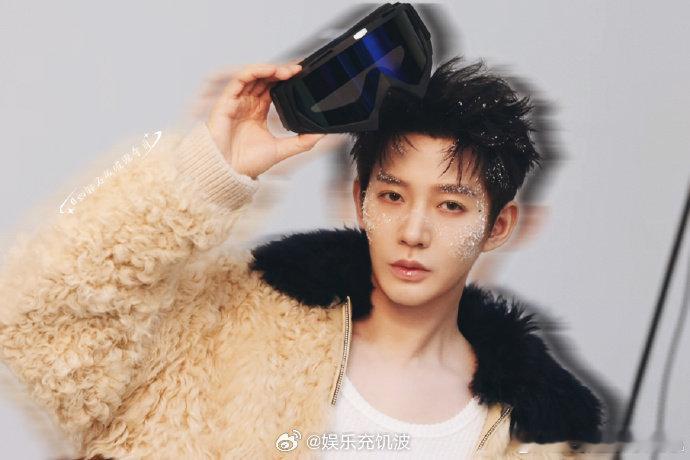 邓为翘臀花少8花儿与少年，一边踏实做旅行搭子帮忙搬行李，一边因为身材意外火上热搜