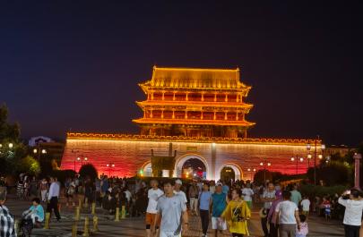 这所学校在甘肃武威——就是那个出土“马踏飞燕”的地方。但你千万别因为它不在省会就