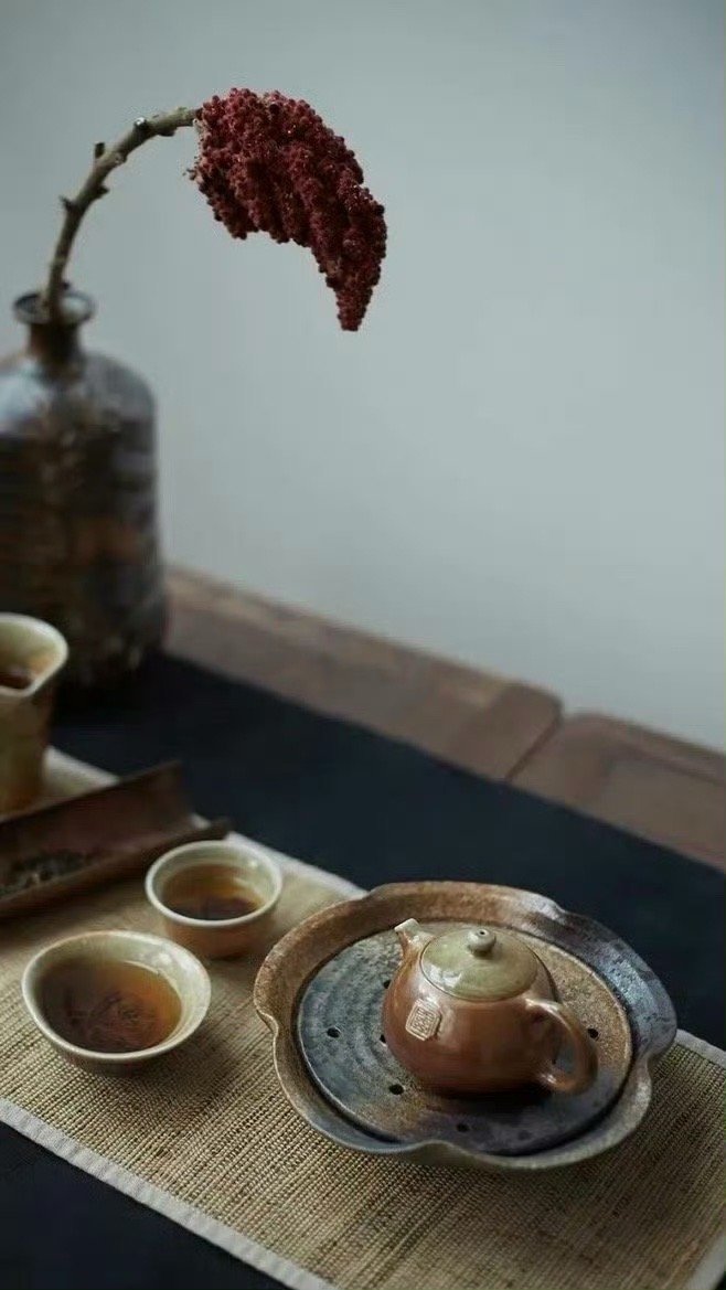 年轻的时候，不让自己去历经繁华，你就亏欠了自己。年纪大了不让自己恢复到简单，你就