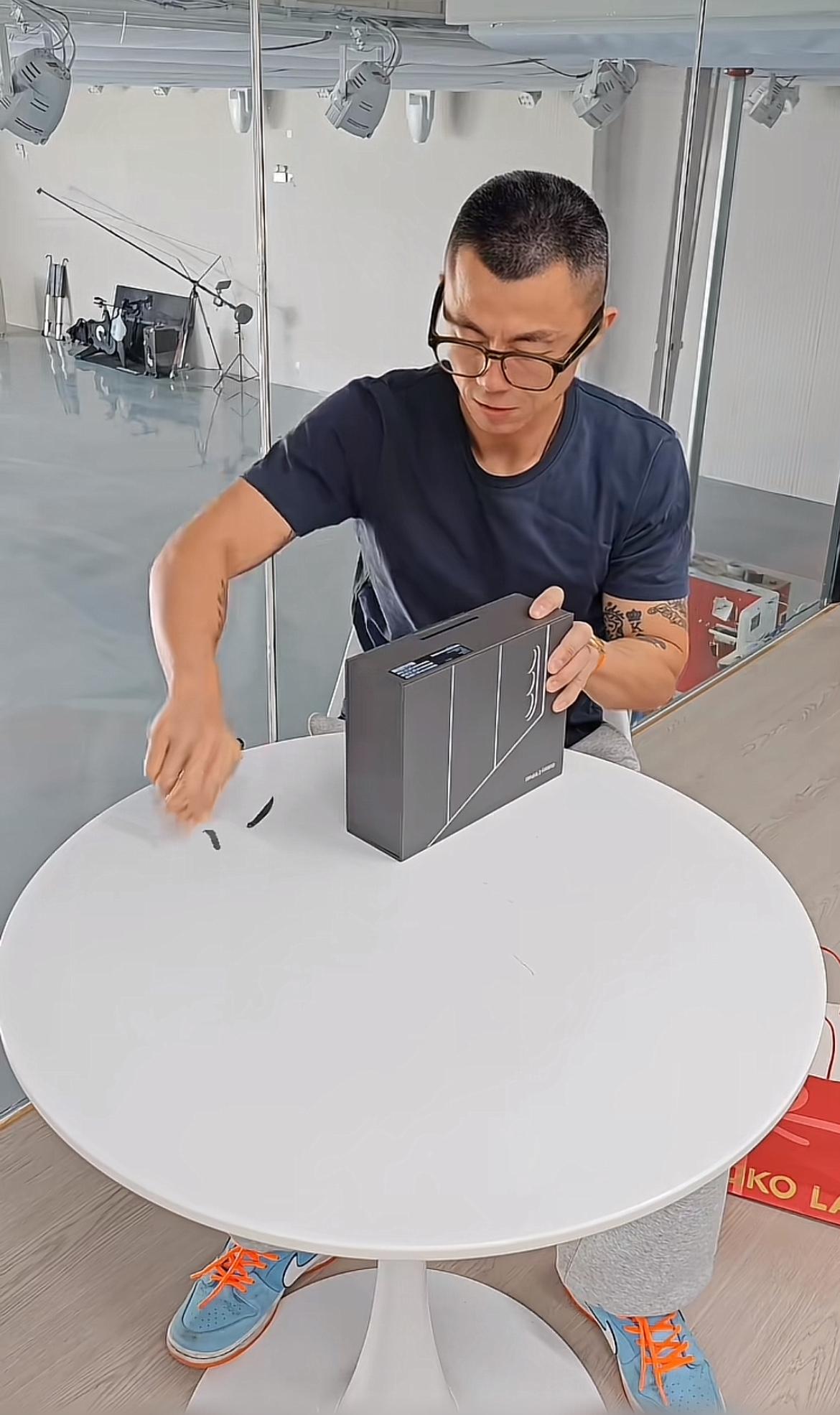 陈震回归，我们又看到了熟悉的开箱视频，还有最后的扔垃圾环节，三星这款折叠屏手机一