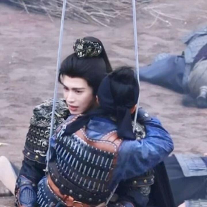 两人的小表情像是谈了一般小田那个憋不住笑还是藏起来的害羞模样，真的要萌鼠我了逐玉