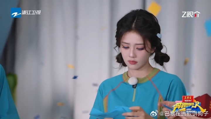 白鹿哭得不好意思，背过身去藏。刘些宁没绕到前面，就站在她身后抱住，给她留足了体面
