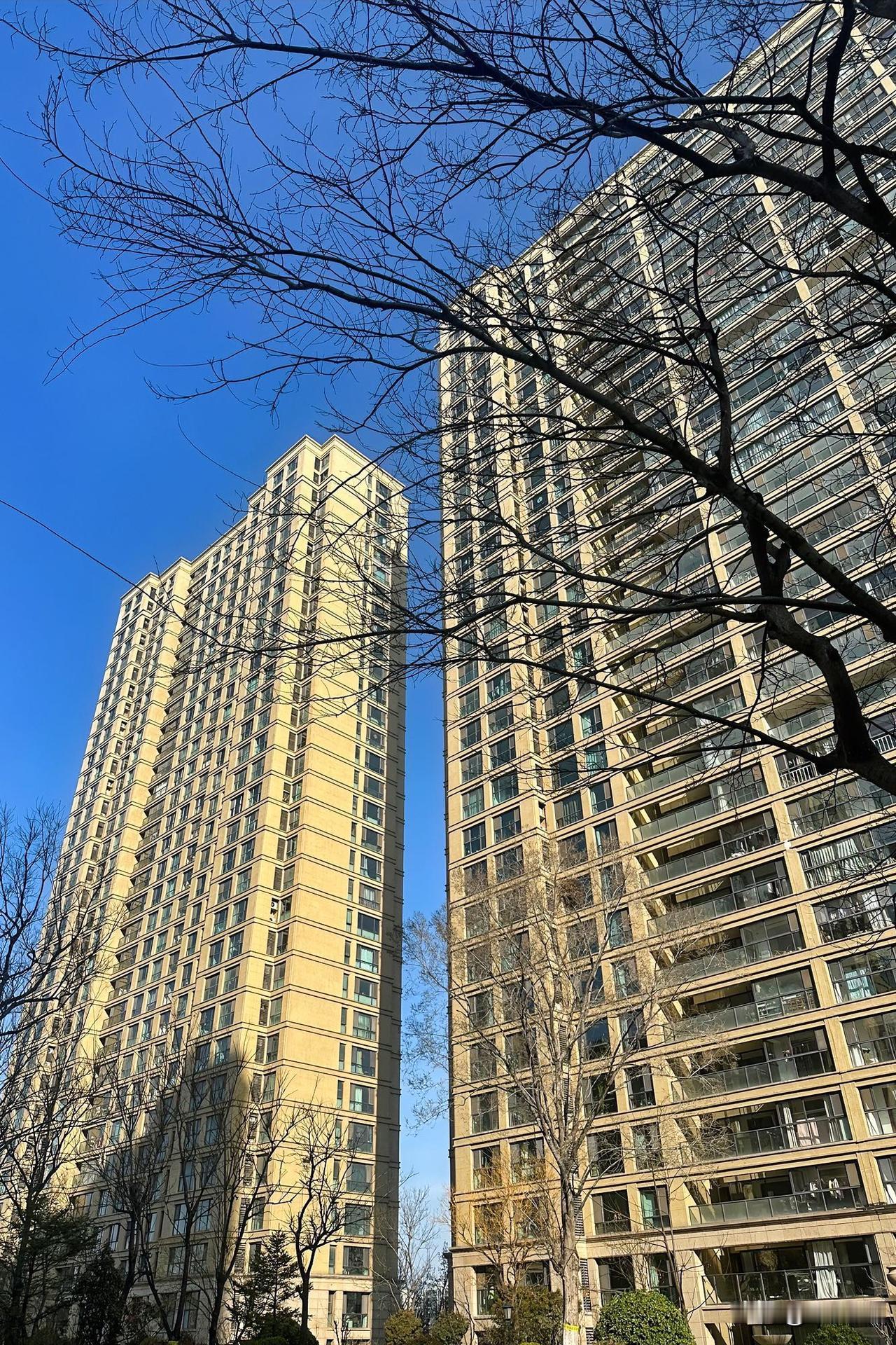 很多人问我说，今明两年，还适不适合买房？
看完我这篇解释，你就懂了。
说个现实，