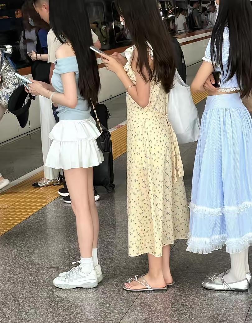 年轻就是好啊

确实，满满的青春氛围感。
三位女生都是清爽夏日甜妹穿搭：
一个浅