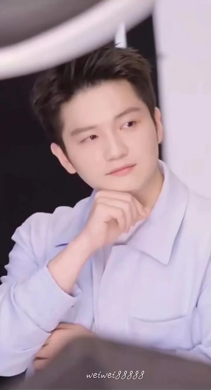 大家爱樊振东，首先当然是他那硬邦邦的实力——球风霸道，正手一锤定音，从天才少年一