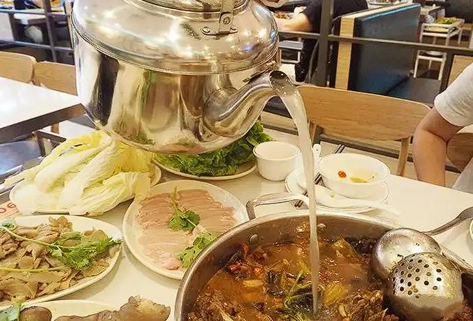 “这就是嘴贱的代价！”浙江，女子吃火锅时叫服务员加汤，因服务员来的慢了，女子不仅