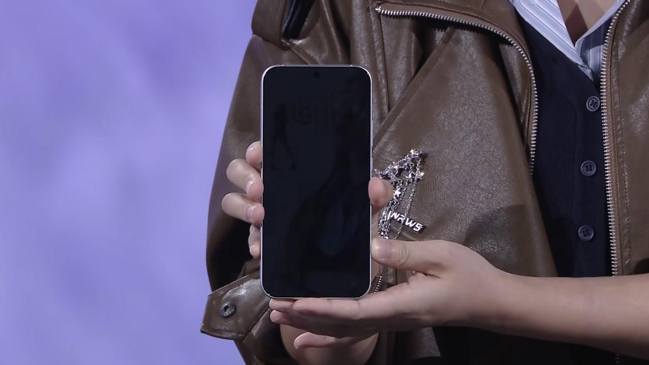 宋雨琦同款OPPO Reno15系列发布会现场，产品经理演示屏幕时点亮屏幕失败，