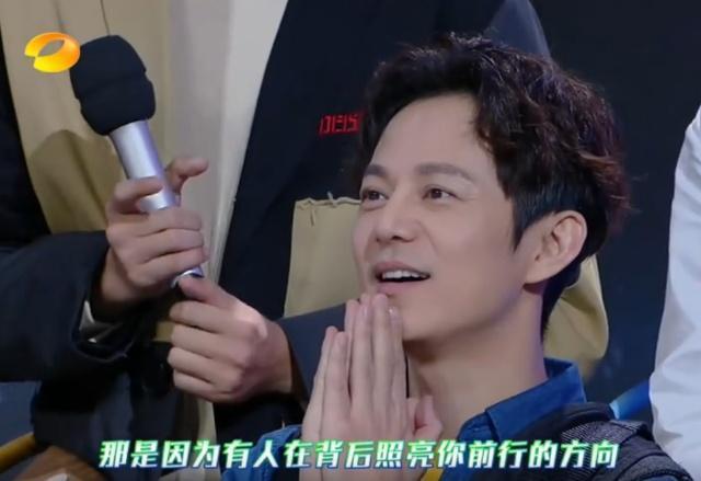 第3届金声奖颁奖典礼上，向来从容控场的何炅遇上海霞，秒变满脸崇拜的“迷弟”。他放