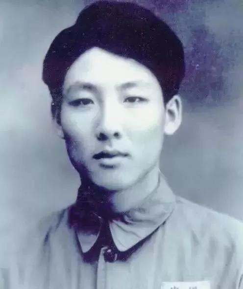 1950年的元宵节，准备回家的孙家栋，发现食堂今天竟然有红烧肉。一时馋嘴的他，便
