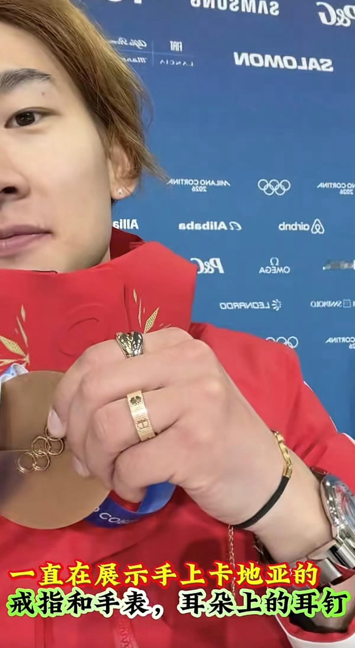 苏翊鸣 为了露表手忙脚乱要被这个全身都是广告位的冠军小孩哥笑发财了！ 